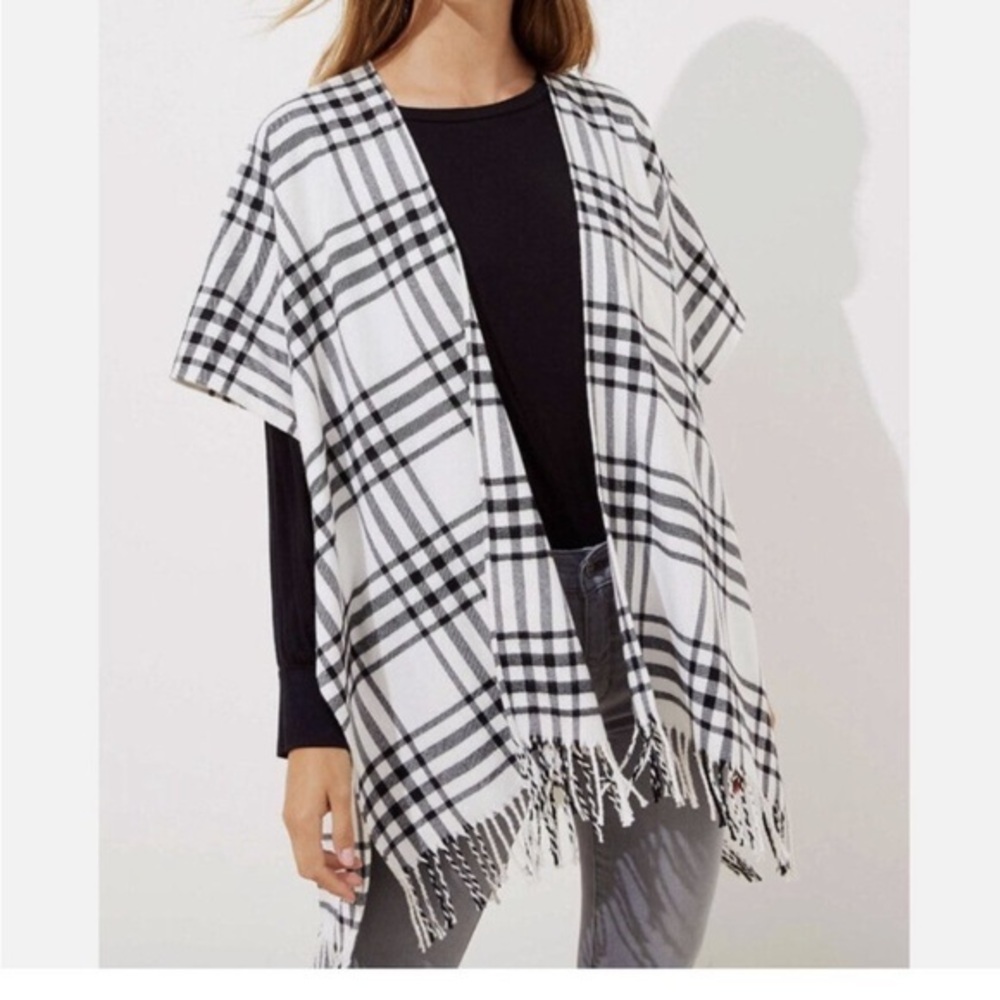 Loft NWOT White and Black Plaid Poncho With Fringe. Ret $79.50. XS/S Relaxed Fit